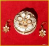 SUPERB SET CASETA CU CERCEI IN FORMA DE FLOARE. COLECTIA JOAN RIVERS. CADOUL IDEAL!