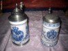Splendid set de 2 halbe asemanatoare din portelan cu capace metalice, design deosebit avand blazon regal cu coroana si lei si elegant motiv naturalist