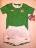 Set echipament fotbal UMBRO copii 2-3 ani (98cm), ECHIPAMENTUL IRLANDEI DE NORD, 3 piese: sort, tricou, ciorapi-jampiere, ORIGINALE NOI CU ETICHETA Set echipament fotbal UMBRO copii 2-3 ani (98cm), ECHIPAMENTUL IRLANDEI DE NORD, 3 piese: sort, tricou, ciorapi-jampiere, ORIGINALE NOI CU ETICHETA