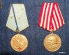 Doua insigne, decoratii militare de colectie Republica Populara Romana Meritul Militar, Eliberarea de sub jugul fascist