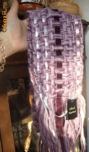 Fular din lana, handmade frumos accesorizat! Produs NOU! foto