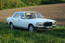 Mercedes Benz 240D din 1984 cu multe piese de schimb