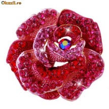 Brosa deosebita placata cu aur galben 18K si cristale Swarovski foto