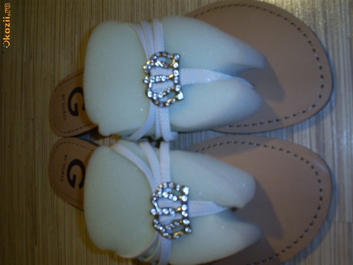 Vand papuci dama G by Guess , albi , coronita foto mare