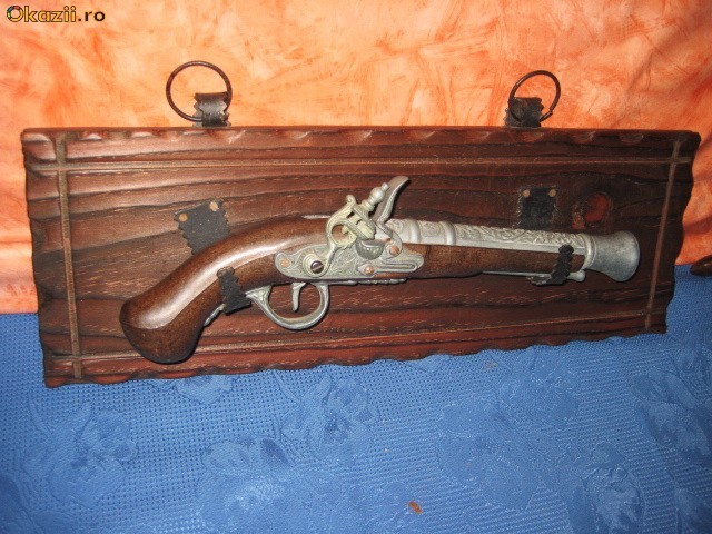 Frumoasa panoplie cu pistol retro din lemn si metal gravat foto mare
