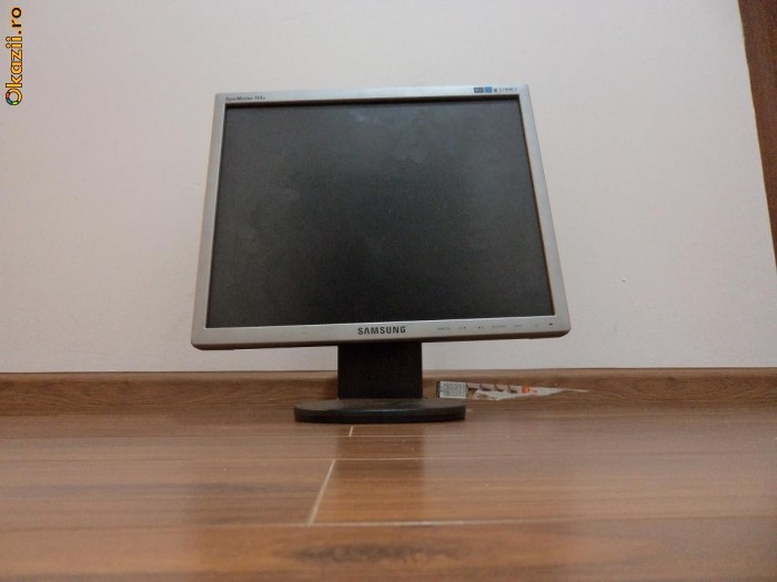 vand monitor lcd samsung SyncMaster 743, de 17 foto mare