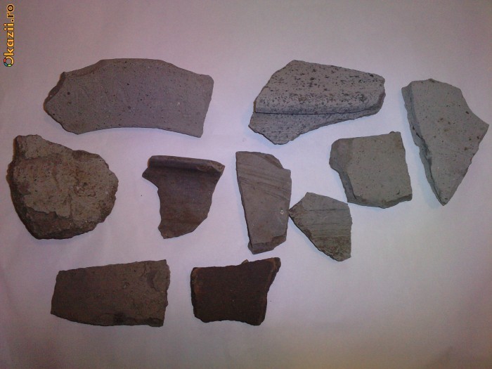 fragmente ceramice neolitic foto mare