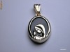 PANDANT PLACAT CU AUR GALBEN DE 18 K CU EMAIL NEGRU-SF.MARIA