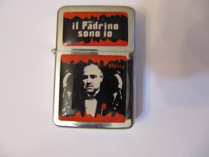 BRICHETA CU BENZINA NOUA-TEMATICA-PERSONAJE DIN FILME-IL PADRINO SONO IO-MARCA TRISTAR.. foto mare BRICHETA CU BENZINA NOUA-TEMATICA-PERSONAJE DIN FILME-IL PADRINO SONO IO-MARCA TRISTAR.. foto mare